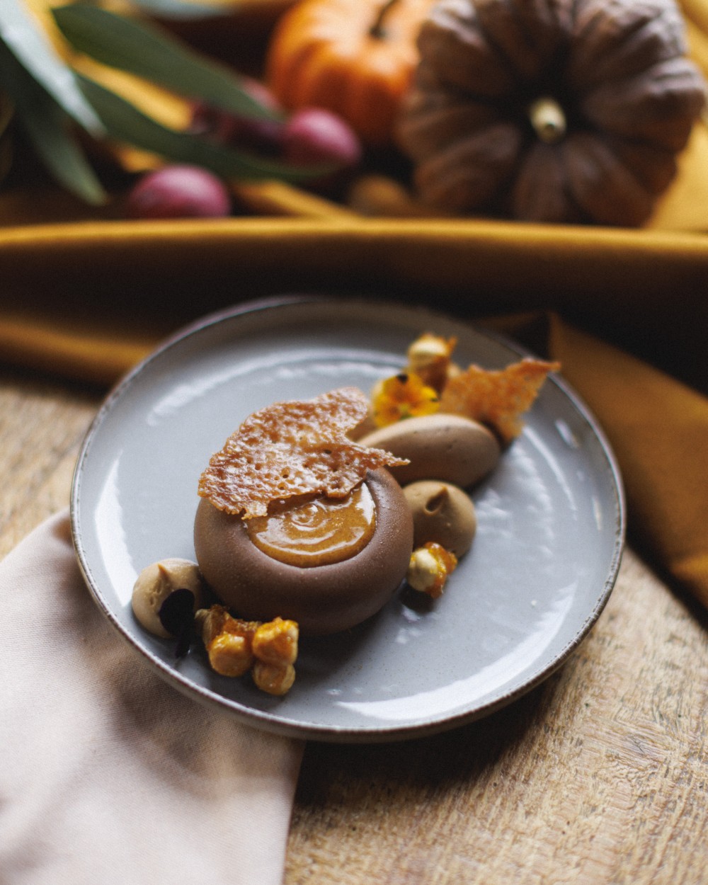 Mogyorómousse pralinével és karamellel